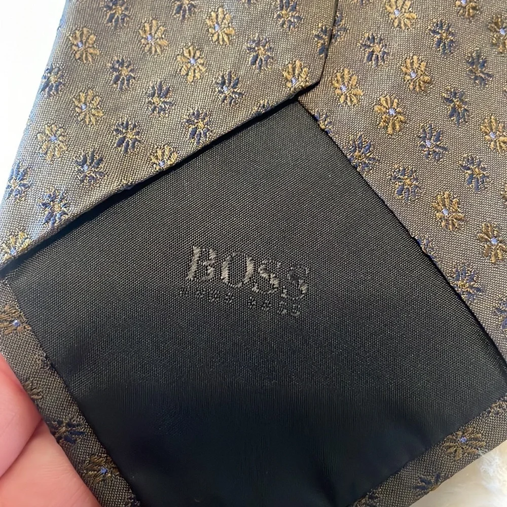Hugo Boss MENS silk tie made in Italy brown w/ small micro floral print